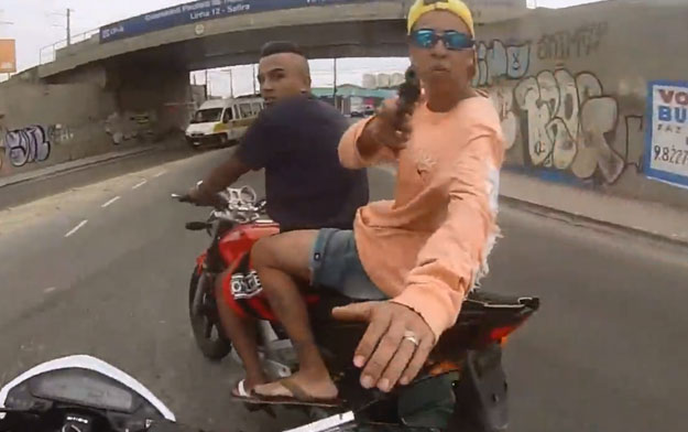 Un policía brasileño abate a tiros a un joven que acababa de robar una moto a punta de pistola