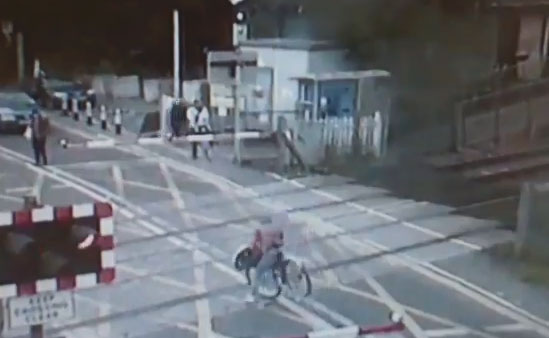 Una mujer en bici se salva por milímetros de ser arrollada por un tren