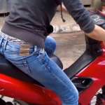 Mujer conduciendo una moto por primera vez