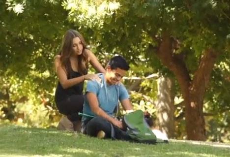 Esto es lo que ocurre cuando una mujer guapa aparece de la nada y empieza a darle un masaje a un hombre