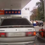 Mujer haciendo el ridículo en una gasolinera