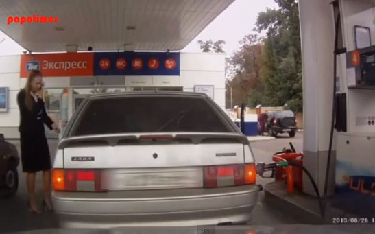 Mujer haciendo el ridículo en una gasolinera