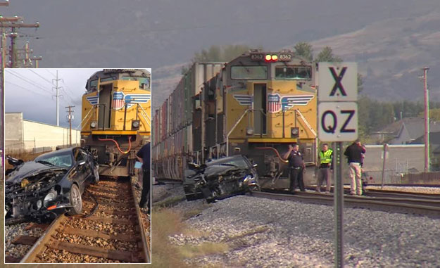 Una mujer choca su coche contra un tren al escapar de la policía y luego es arrollada por otro (vídeo)