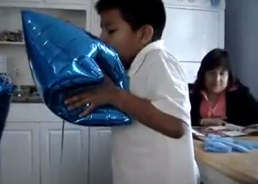 Un niño inhala helio 3 veces seguidas, pierde el conocimiento y cae de espaldas