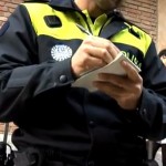 Un policía municipal golpea la cámara de un periodista que estaba grabando un desahucio