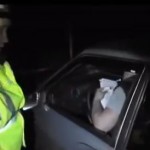 Un policía le pide amablemente a un conductor que baje del coche