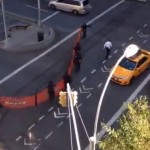 La policía intentando cortarle el paso a un grupo de longboarders