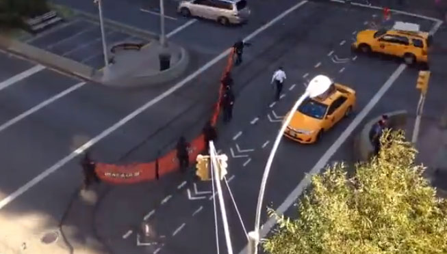 La policía intentando cortarle el paso a un grupo de longboarders