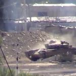 Un tanque disparando directamente a la cámara en Siria. Impresionante