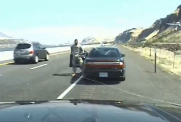 Tiroteo mortal entre un veterano militar y la policía en la carretera Interestatal 84 en Oregón (vídeo)