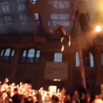 El rapero George Watsky se tira al público en un concierto desde 10 metros de altura