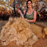 La imagen de una mujer sonriente junto a un león muerto desata la ira de miles de personas en las redes sociales