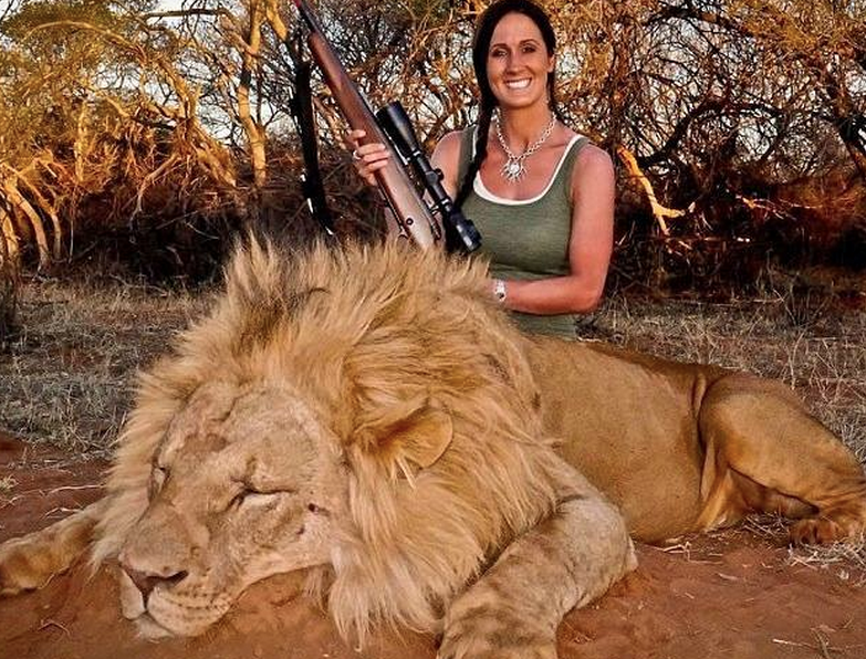 La imagen de una mujer sonriente junto a un león muerto desata la ira de miles de personas en las redes sociales