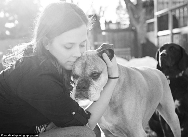 Adiós, mi amigo: Fotografías de perros enfermos o mayores en un abrazo final con sus dueños antes de morir