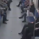 Una cámara de seguridad graba una brutal agresión racista en el metro de Moscú
