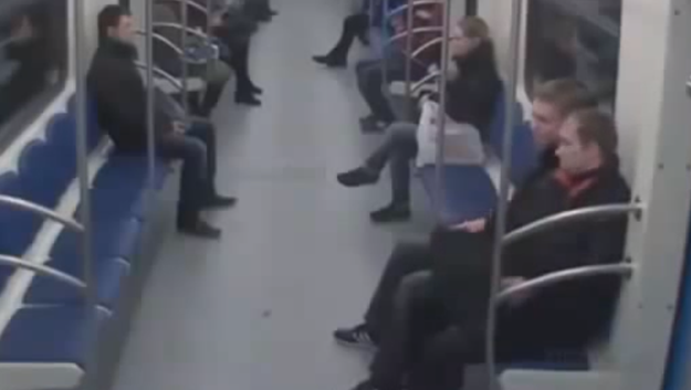 Una cámara de seguridad graba una brutal agresión racista en el metro de Moscú