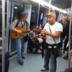 Artista callejero improvisando pasajero a pasajero en el metro de Madrid