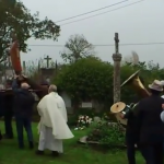 Banda de música gallega tocando ''A las barricadas'' y ''El coche fantástico'' durante una procesión