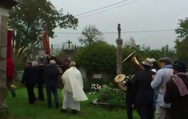 Banda de música gallega tocando ''A las barricadas'' y ''El coche fantástico'' durante una procesión