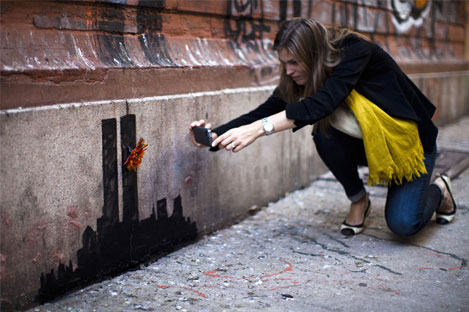 Locura en Nueva York por fotografiarse con las nuevas obras de Banksy antes que desaparezcan