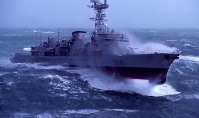 Barco de guerra luchando contra el mar embravecido
