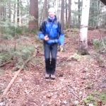 Cama elástica natural en mitad del bosque