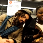 ¿Dejarías dormir en tu hombro a un desconocido en el metro?