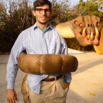 Disfraz de serpiente mutante enroscada en el cuerpo