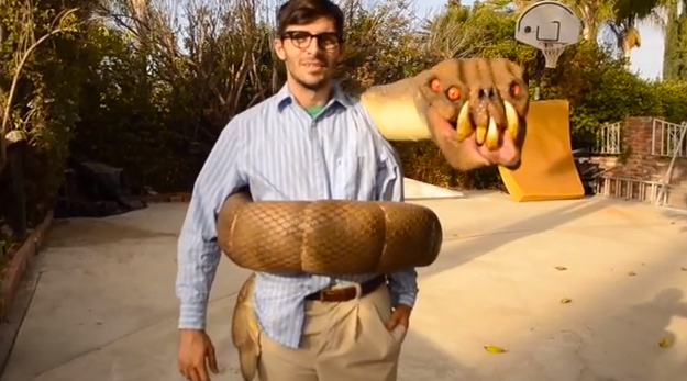 Disfraz de serpiente mutante enroscada en el cuerpo