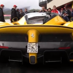 Precioso Ferrari LaFerrari amarillo paseándose por Mugello. Qué sonido
