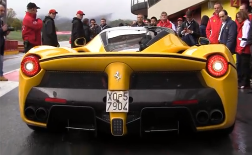 Precioso Ferrari LaFerrari amarillo paseándose por Mugello. Qué sonido