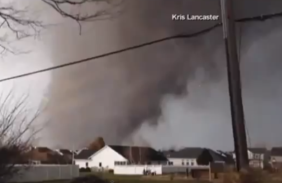 Graba como un tornado se acerca y destruye su casa