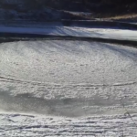 Círculo de hielo dando vueltas en un río