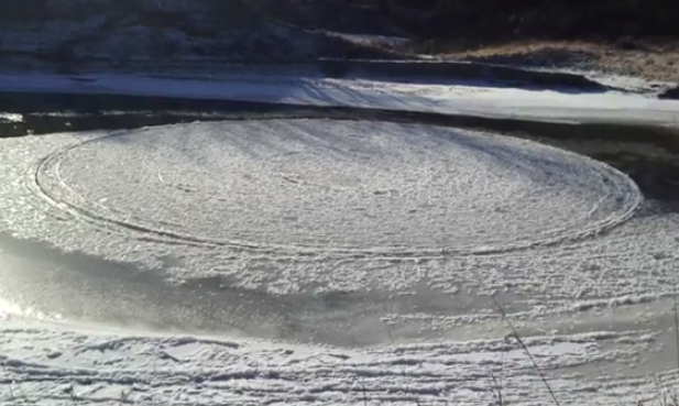 Círculo de hielo dando vueltas en un río