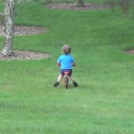 Un padre se parte de risa al ver como su hijo se come un árbol