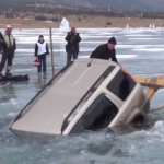 Cómo sacar una SUV hundida en un lago congelado al estilo ruso