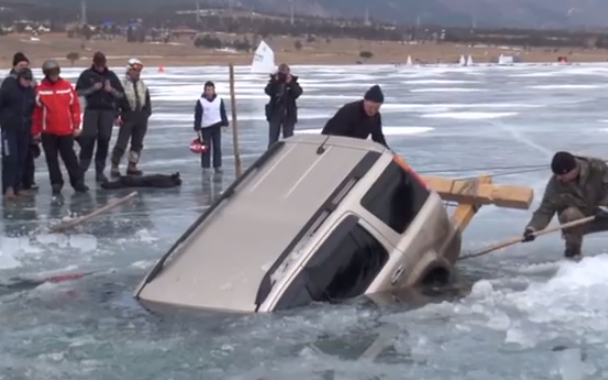 Cómo sacar una SUV hundida en un lago congelado al estilo ruso