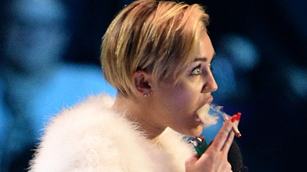 Miley Cyrus se fuma un porro en el escenario en los MTV EMA 2013