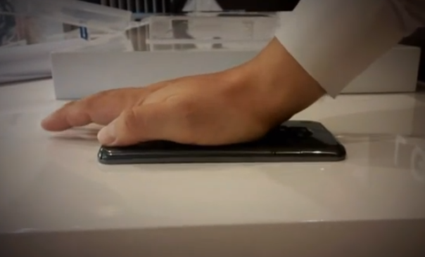 LG G Flex muestra su flexibilidad en vídeo