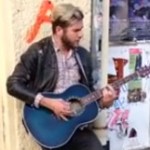 Un artista callejero tocando la guitarra en la calle... con final sorpresa