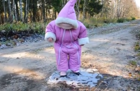 Niña pequeña encontrándose por primera vez con una placa de hielo