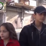 Niños sirios son bombardeados durante una entrevista