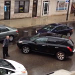 Choca contra el coche de un taxista y se escapa del lugar chocando antes contra otros vehículos