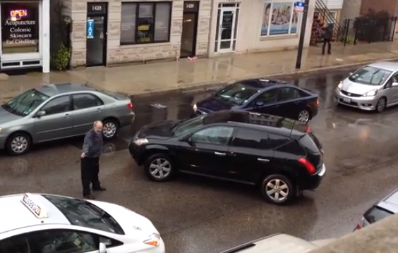 Choca contra el coche de un taxista y se escapa del lugar chocando antes contra otros vehículos