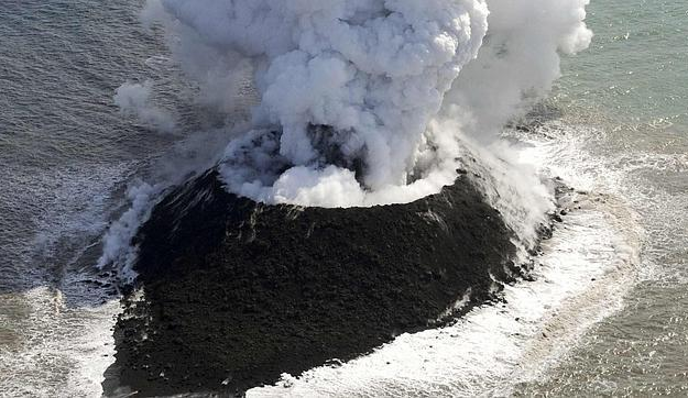 Impresionantes imágenes del nacimiento de una isla volcánica en Japón