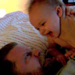 Polémica por el vídeo de un padre que enseña cómo pelear con un bebé