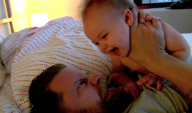 Polémica por el vídeo de un padre que enseña cómo pelear con un bebé