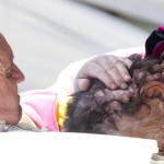 Conmovedor abrazo del Papa Francisco a un hombre enfermo de neurofibromatosis