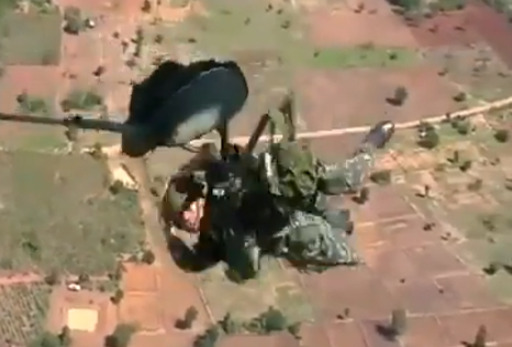 Paracaidista tailandés se queda enganchado al avión. Final trágico