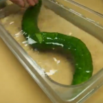 Un cocinero convierte un pepino en una serpiente